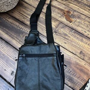 Men's DB Design Black Leather Messenger Bag many pockets storage Earbuds GUC